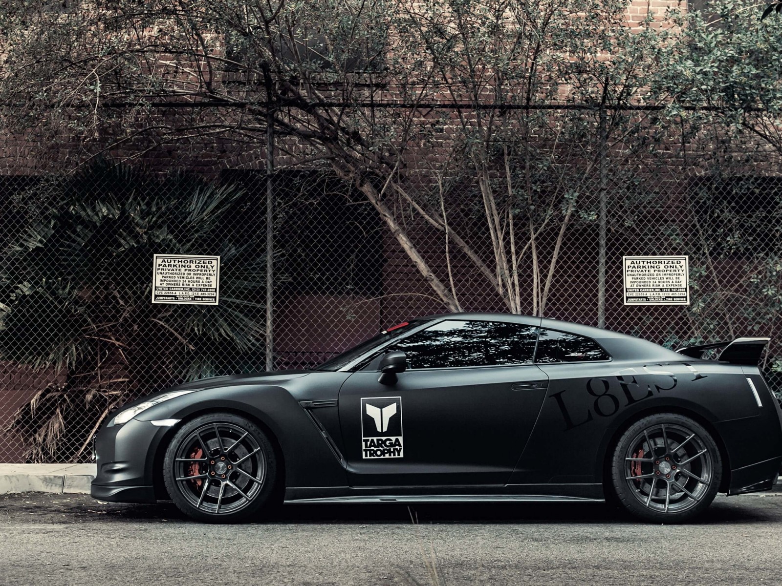 Download Nissan GT-R Black Edition HD wallpaper for 1600 x 1200 - HDwallpapers.net