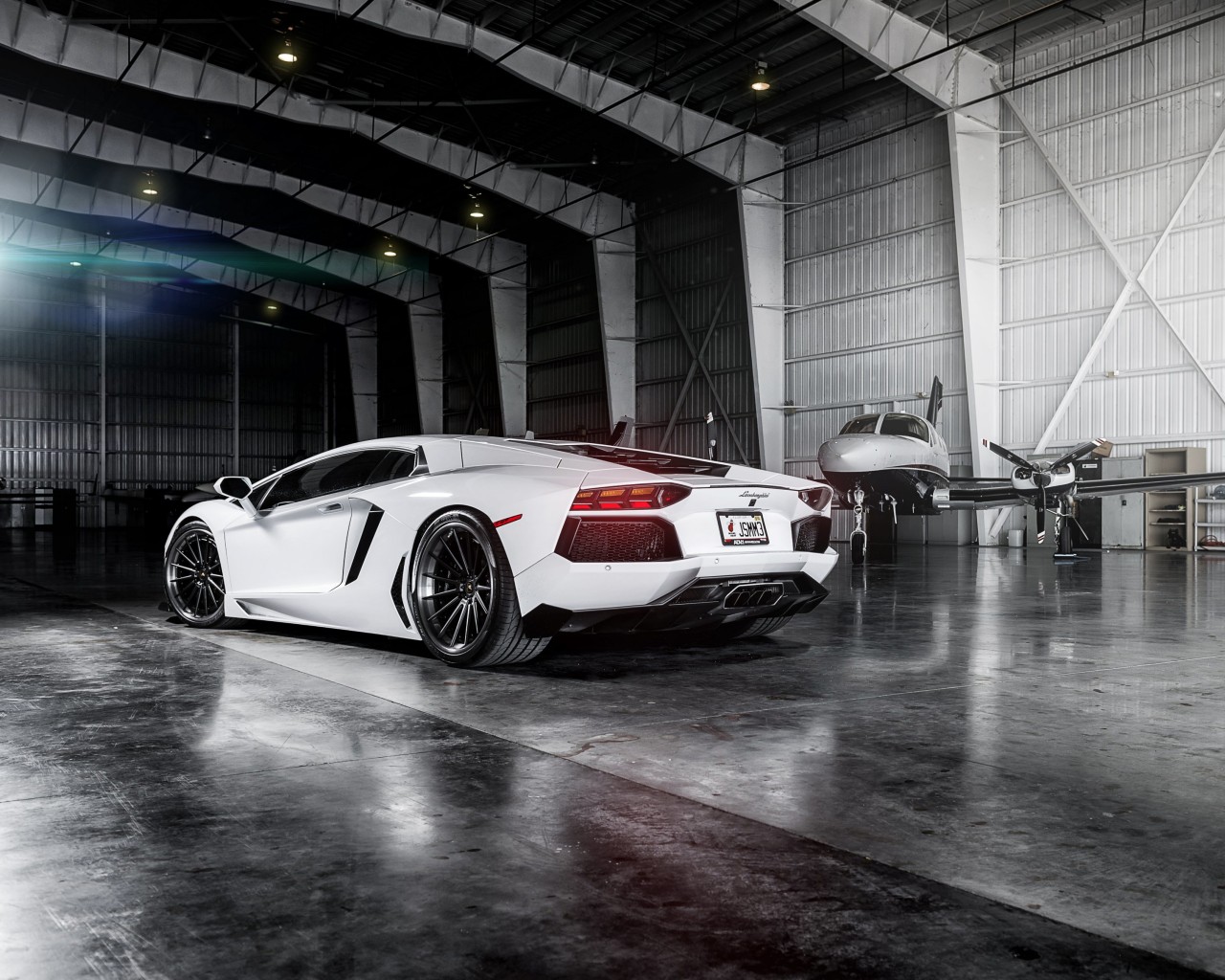 Download White Lamborghini Aventador HD wallpaper for 1280 x 1024