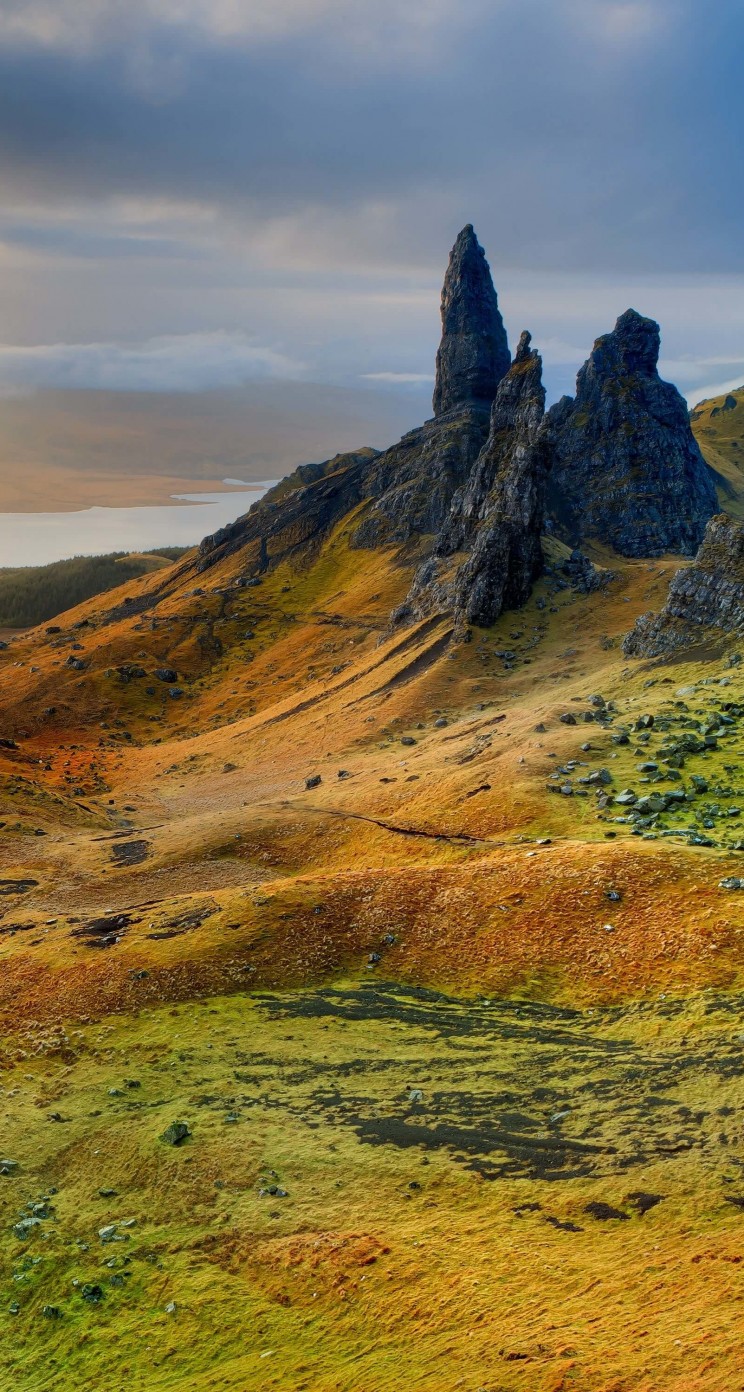 The Old Man of Storr, Isle of Skye, Scotland Wallpaper for Apple iPhone 5 / 5s