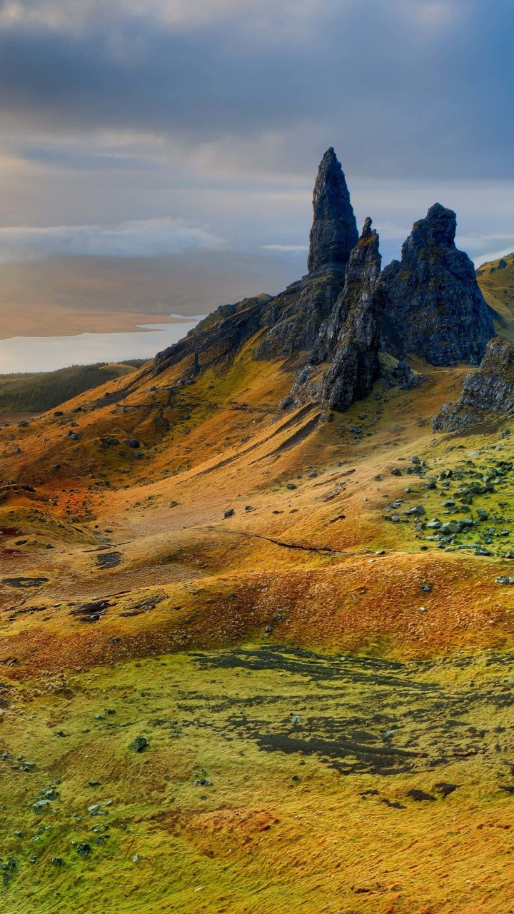 The Old Man of Storr, Isle of Skye, Scotland Wallpaper for Motorola Moto G